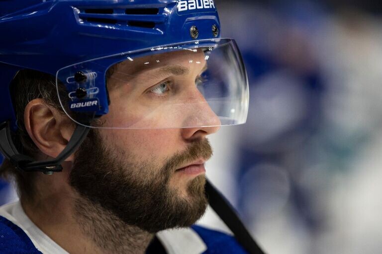 Это большое событие — иметь возможность надеть свитер сборной России. Это заслуга родителей, это гордость. Мне жаль молодых ребят, которые не могут играть на турнирах. Как родитель я бы хотел, чтобы мои дети представляли свою страну на международной арене, имели шанс показать себя на самой большой сцене спорта", — подчеркнул Никита Кучеров.
В Северной Америке будто бы прощупывают почву. И намекают, что без России мировой хоккей только проигрывает. На это прямо указал глава Ассоциации игроков НХЛ (NHLPA) Марти Уолш, отметивший, что организация "будет решать вопрос о возвращении России на международный уровень", ведь "хоккейный мир от этого только выиграет". Хоккеисты НХЛ строго придерживаются правил лиги, соответствуют соглашениям профсоюза игроков. По этой причине они были вынуждены пропустить две Олимпиады. И прямо сейчас наступает момент, когда НХЛ должна отплатить им в ответ и помочь вернуться на международную арену.
Вы, конечно, заметите: "Но ведь лига не пустила Россию на свой турнир, который пройдет в 2025 году". Это действительно так, однако надо понимать, что так называемый турнир четырех наций менее ценен, чем даже Кубок мира. Он и близко не представляет из себя ничего серьезного на фоне Олимпиады. И в Северной Америке это четко понимают — по их словам заметно, что НХЛ заинтересована в участии России в Олимпиаде. Правда, есть вероятность, что за скобками останутся российские игроки из КХЛ.
Да, окончательное решение будет за IIHF. Но интересно, повлияет ли на него НХЛ.
