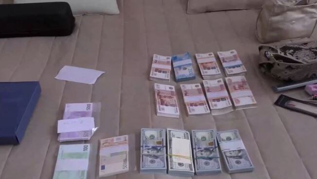 Взятки берут и в рублях, и в валюте (иллюстрация – фото ФСБ)