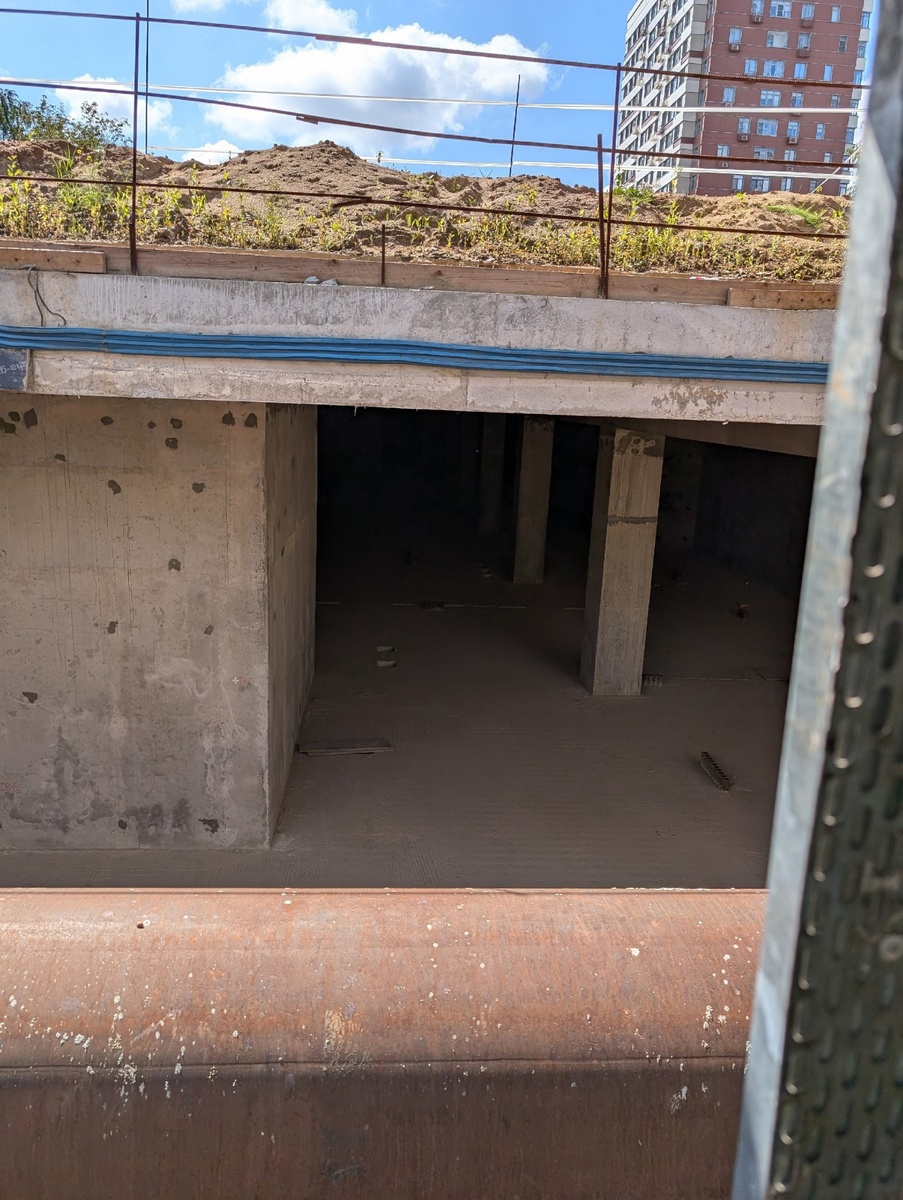 📷 2.1: Вид на готовые монолитные конструкции платформенного участка.