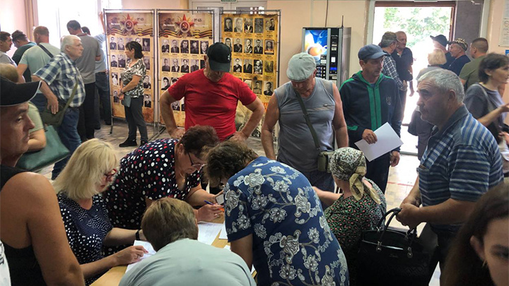 БЕЖЕНЦЫ ОФОРМЛЯЮТ ДОКУМЕНТЫ В ПУНКТАХ ПРИЁМА//ФОТО: ЦАРЬГРАД