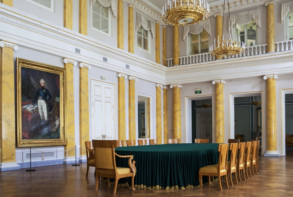 Зал заседаний в Центральном доме усадьбы.