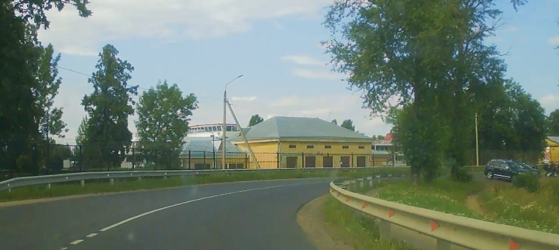 Корабль в шлюзе (за желтым зданием). Источник: фото автора.