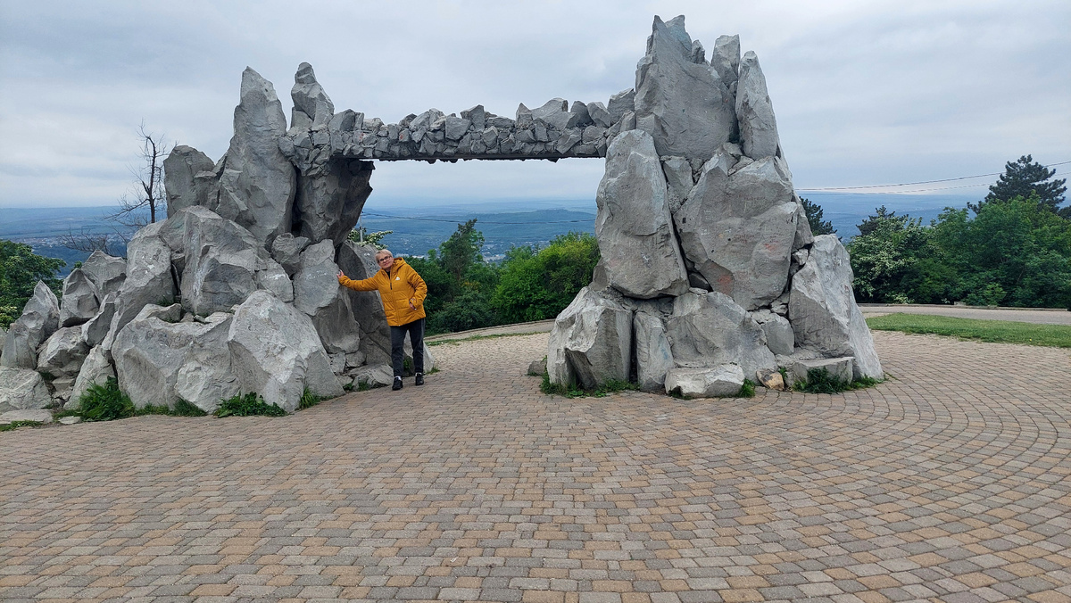 Пятигорск, гора Машук, ворота Солнца (они же - ворота Любви). Фото из личного архива автора.
