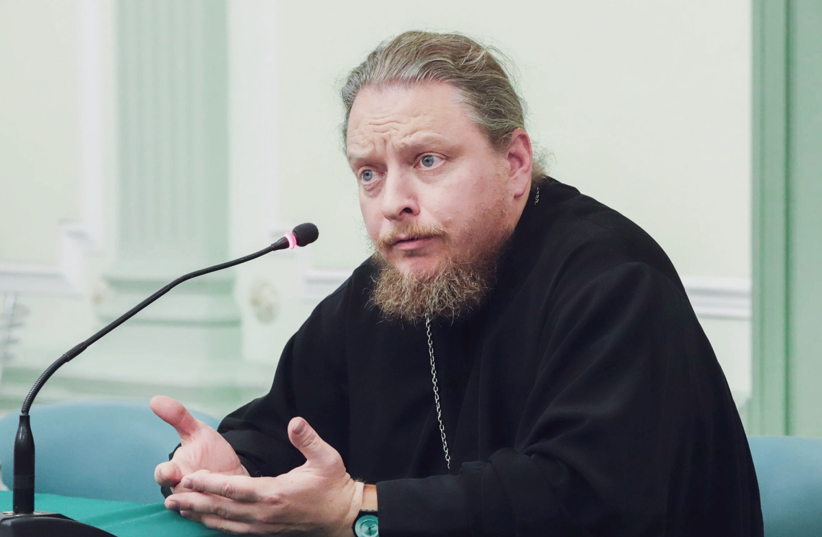 Фёдор Бородин — протоиерей, настоятель московского храма св. Косьмы и Дамиана на Маросейке, публицист, писатель, общественный деятель, отец восьмерых детей.