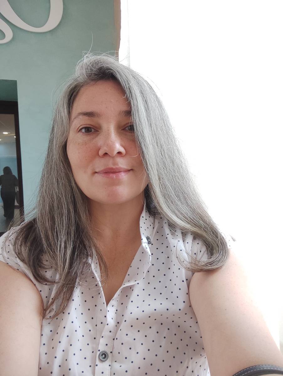 Автор. Озабоченная тем, где её дети, пока она проходит массаж лица))). 