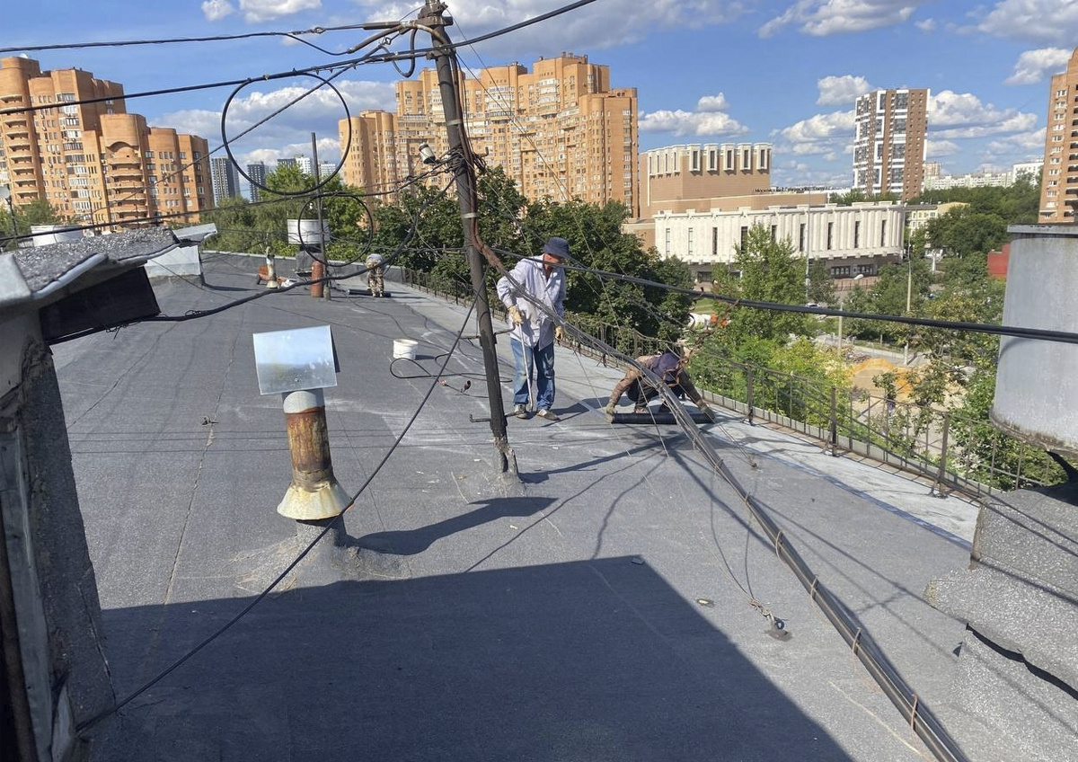    В Кузьминках в срочном порядке ремонтируют крыши многоэтажек
