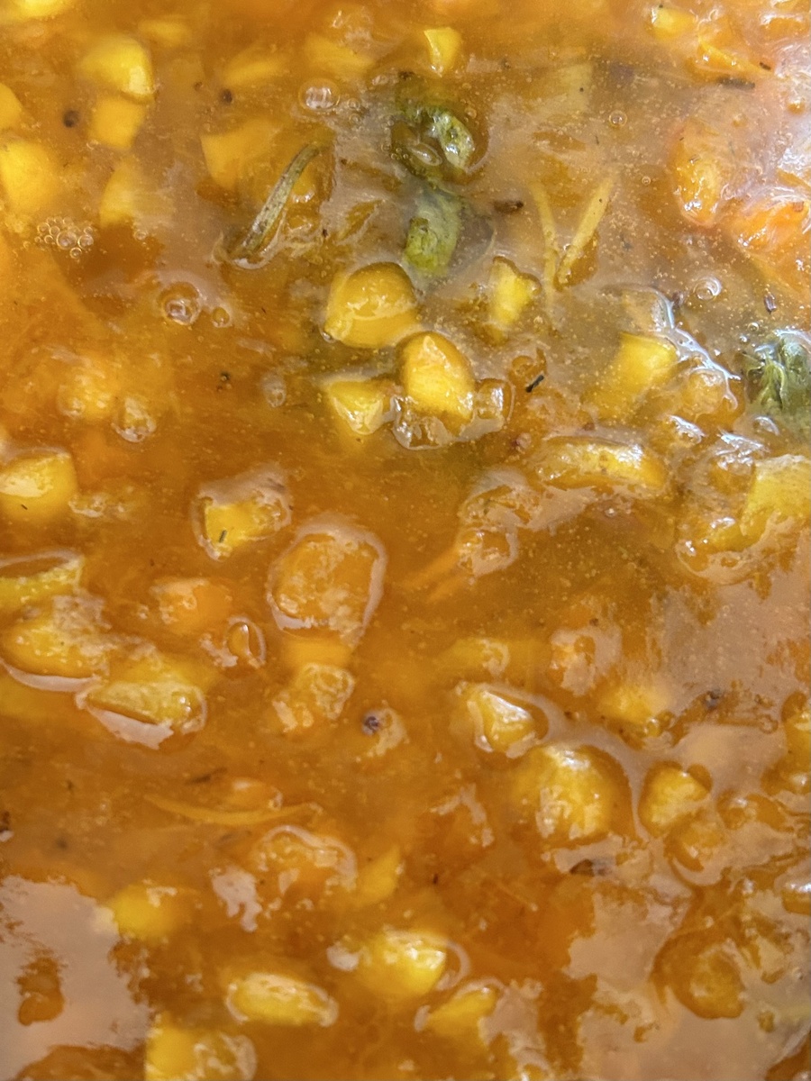 Абрикосы, мята, цветки лаванды, апельсиновая цедра. Вот и все волшебство… и нет, не все! Здесь еще не хватает секретного ингредиента. Фото автора