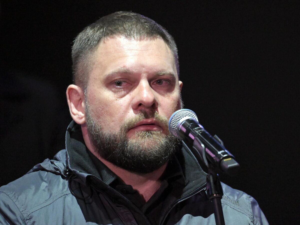    Заведующий корреспондентским пунктом в Арабской Республике Египет (г.Каир) зарубежной корреспондентской сети ВГТРК службы корреспондентской сети ФГУП "ВГТРК" Евгений Поддубный на церемонии прощания с погибшим в зоне СВО военкором "Известий" Семеном Ереминым в МИЦ "Известия"© РИА Новости / Евгений Биятов