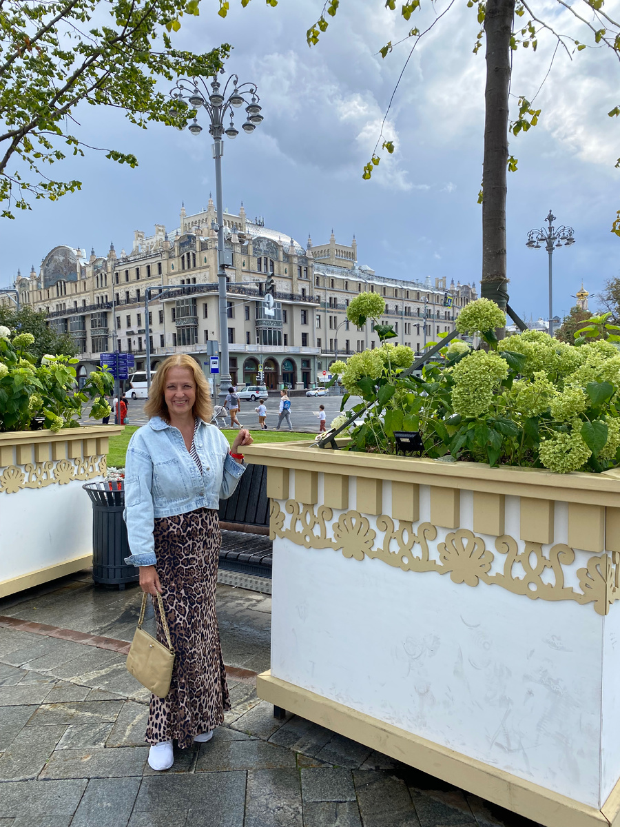 На фоне гостиницы Метрополь