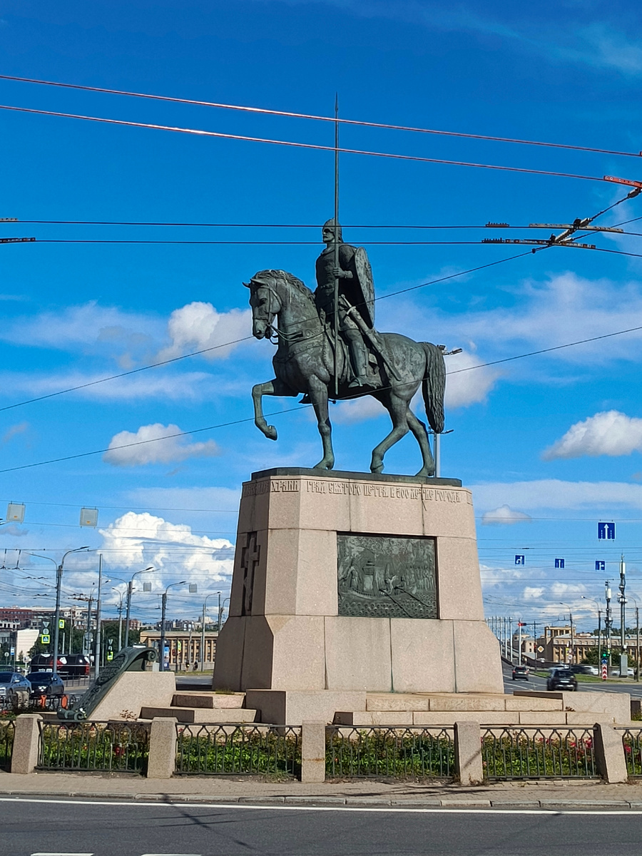 Памятник Александру Невскому.