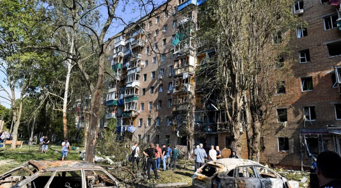 13 человек получили ранения в Курске: по российским данным, украинская ракета, перехваченная средствами ПВО, врезалась в жилой дом © AP/dpa