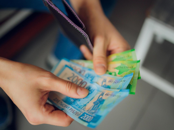 Картинка с сайта https://www.marieclaire.ru/stil-zjizny/vechno-bez-deneg-6-privychek-kotorye-vydayut-vashu-finansovuyu-bezgramotnost/