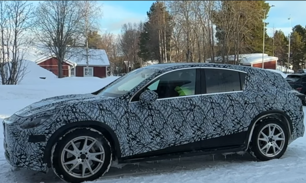 На фото: Зимние испытания Mercedes-Benz GLC EV в Швеции