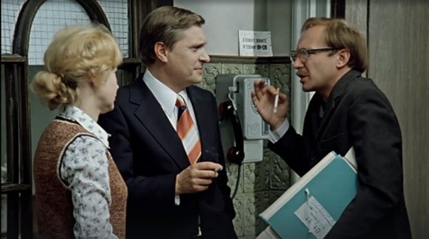 Анатолий безуспешно пытается объяснить однокурсникам, что сейчас не время за него просить.  