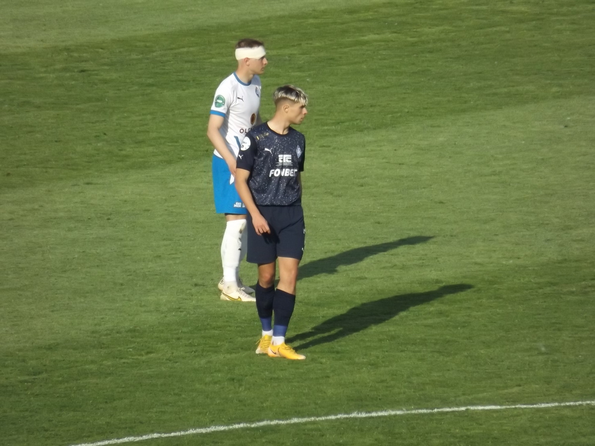 С забинтованой головой Сергей Божин. Его родной город - Самара