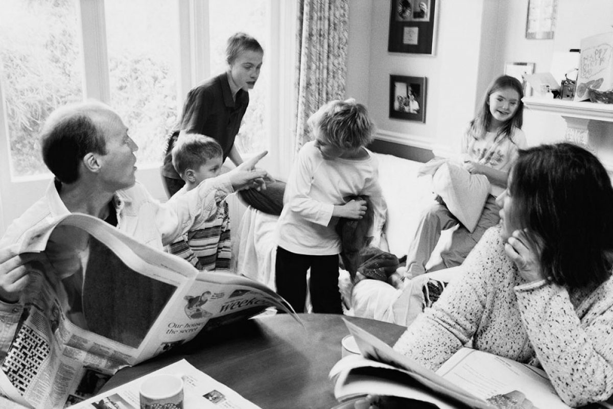 Обсуждение с родителями. Ссора ребенка с родителями. Родители ругаются. Семейный скандал фото. Скандал в семье дети.