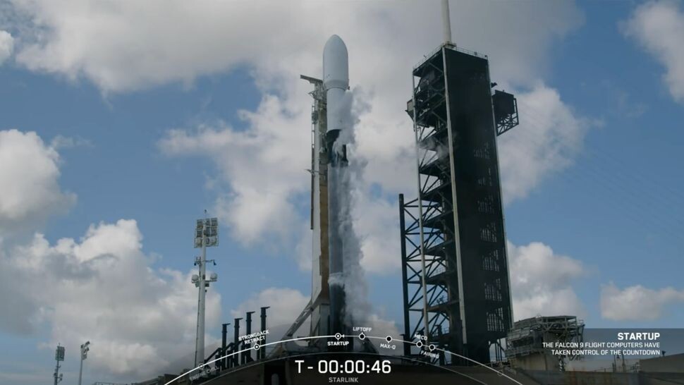 Ракета SpaceX Falcon 9, оснащённая 23 спутниками Starlink, на стартовой площадке 11 августа 2024 года. SpaceX прервала попытку когда до конца обратного отсчёта оставалось 46 секунд.    
 Источник: Rocket Lab  📷
