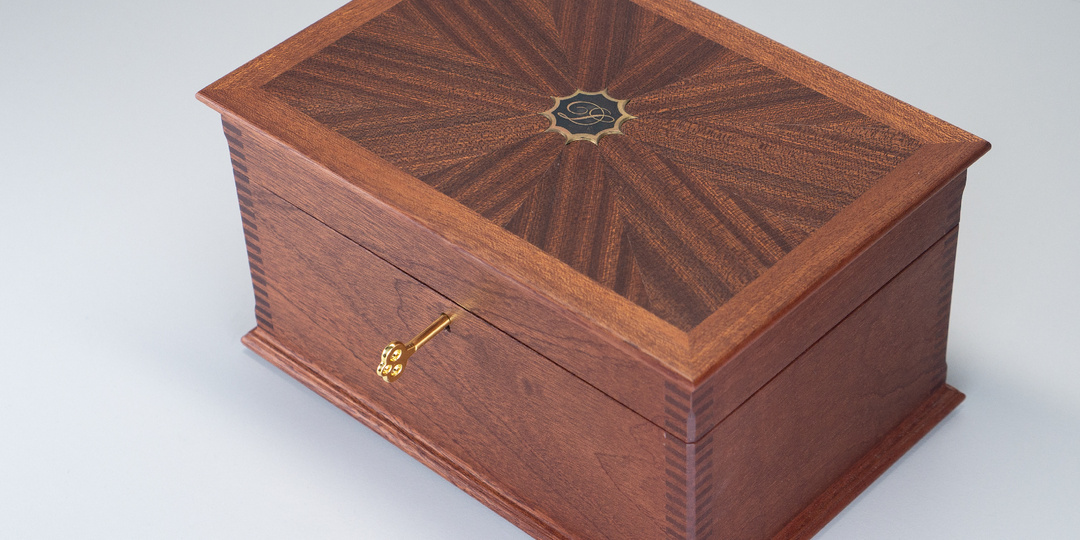Изготовление шкатулки (сундучка) из красного дерева.
