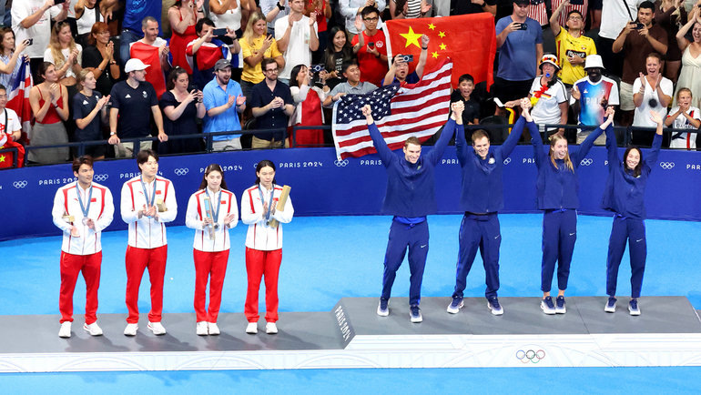    Пловцы сборных Китая и США на Олимпиаде-2024. Getty Images