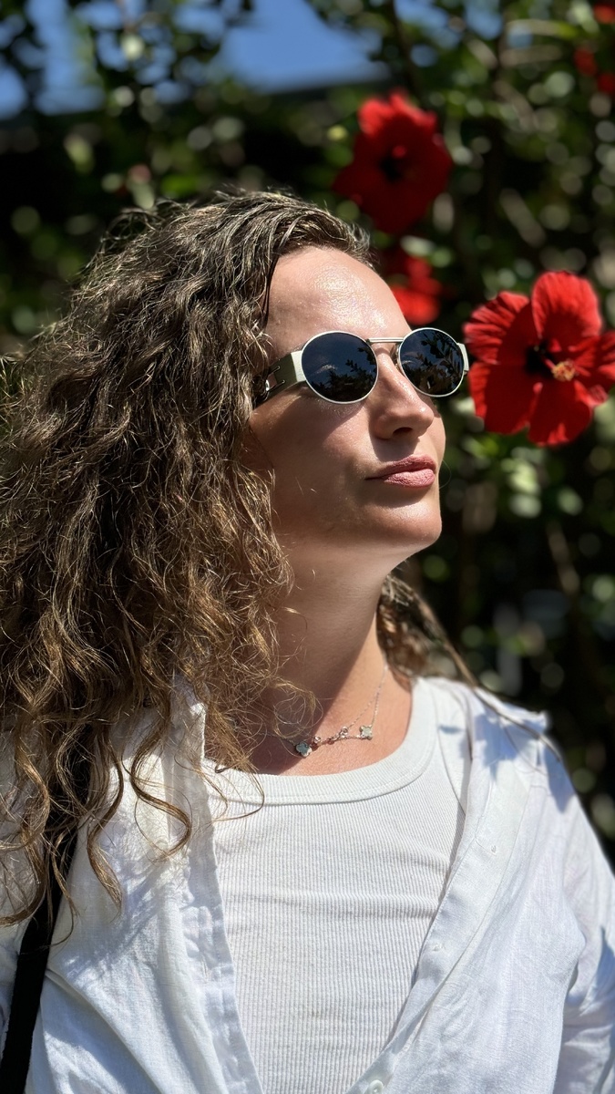 

Я понимаю что каждый из нас вообще не понимает до конца, что такое любовь, но всеже, как закрепить фокус Любви в нашем сердце.

Возьмите намерения делать это упражнение каждый день, как только у вас появится свободная минута. 

Это упражнение не требует никакой подготовки и никаких дополнительных приготовлений и условий. Вы можете выполнять это упражнение дома и на работе, находясь среди людей в самых людных местах.

❤️❤️❤️
Итак, вы всегда должны иметь перед своими глазами образ любимого человека. 

Я очень хорошо понимаю, что многие из вас могут сказать, что они не чувствуют любви ни к кому в этом мире. Это заблуждение. Вы обязаны любить. Вы обязаны найти в своём сознании образ, к которому вы испытываете любовь.
Я сейчас не имею в виду, что это обязательно должен быть образ вашего возлюбленного или возлюбленной. Но внимательно покопайтесь в глубине своего сердца. Найдите тот образ, к которому вы способны испытывать любовь.

Это могут быть ваша мать, отец, супруг или супруга, ваши дети, наставник, святой в вашей религии. Это может быть Владыка, с которым у вас есть связь на внутренних уровнях.

Если ваше сердце так травмировано, что само упоминание о любимых вызывает на ваших глазах слёзы и жалость к себе, всё равно ищите тот образ, за который вы можете зацепиться сознанием и испытывать к нему Любовь.

Пусть это будет даже ваше домашнее животное или любимые растения.
Культивируйте чувство Любви в своём сердце.

Наиглавнейшая задача в вашей жизни – вернуть себе чувство Любви, во что бы то ни стало.

Если вы находитесь среди людей, попытайтесь испытывать чувство любви к окружающим вас людям. Любите людей не за то, что они вам сделали или могут сделать, испытывайте ничем не обусловленную Любовь.
И пусть вам не удастся долго быть сосредоточенным на вашем чувстве Любви. Но вы должны найти хотя бы две-три минуты в день, чтобы испытать это чувство Любви.

Культивируйте в себе это чувство.
И наступит день, когда вы сможете испытать такое всеохватывающее, беспричинное чувство Любви ко всему, что вас окружает, ко всем людям, живущим на Земле, к самой Земле, к природе, облакам, небу, дождю, солнцу.

Вас переполнит чувство Любви и чувство Единства со всем, что вас окружает. Вы и есть одновременно всё это. 

Только УМ отделяет нас от этого ощущение Любви!