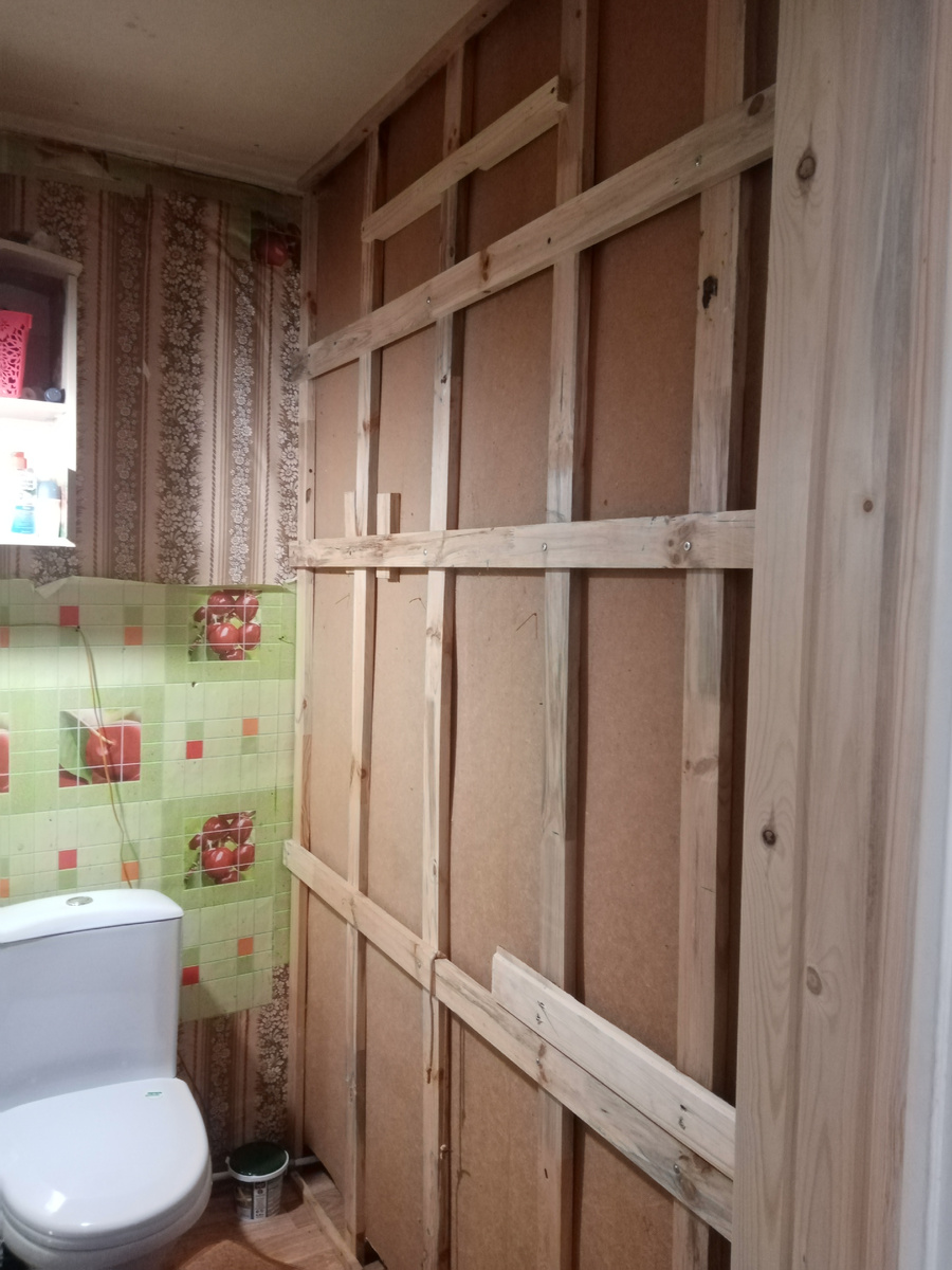 Под туалет отгородили часть кухни.