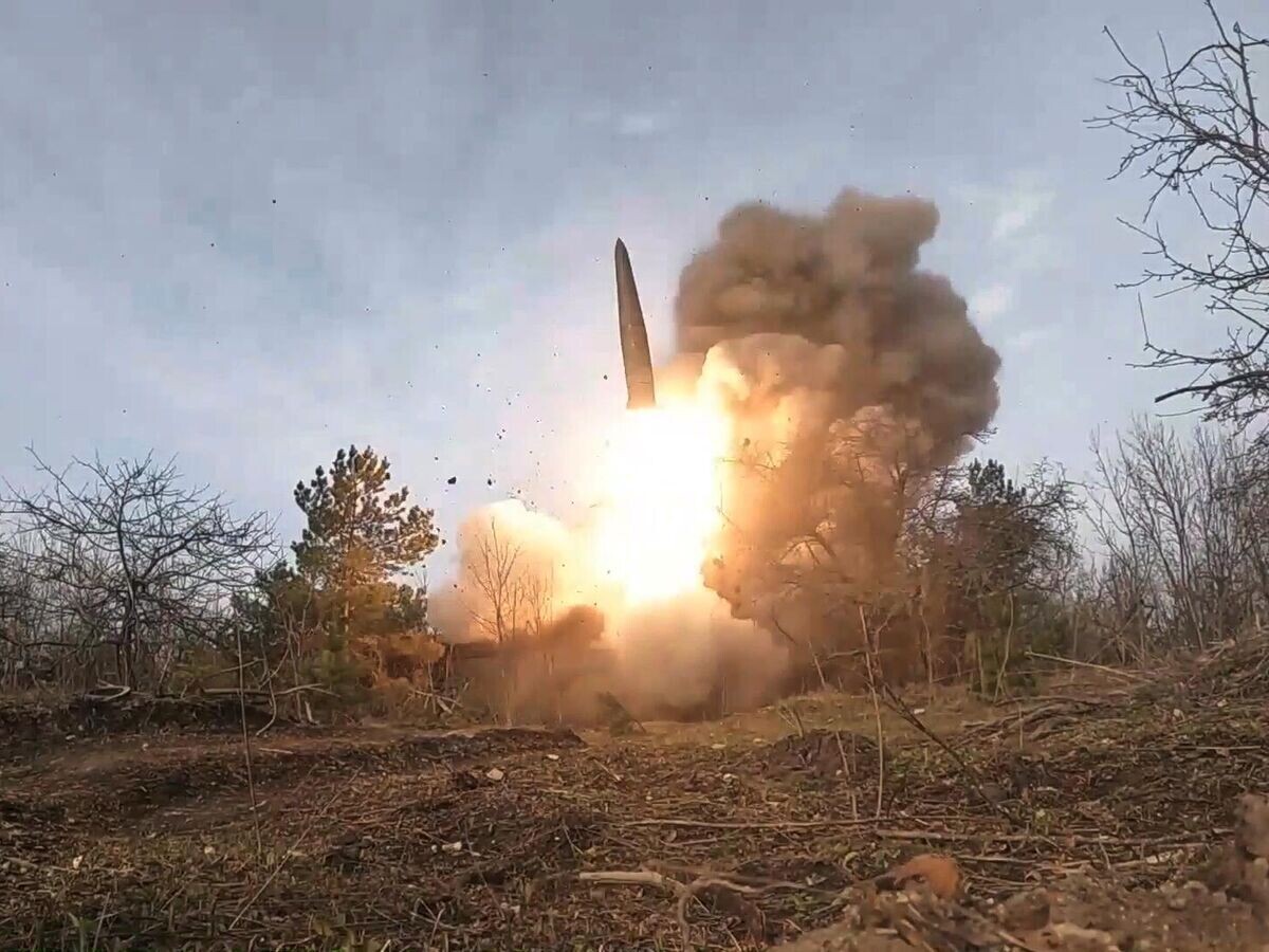    Нанесение удара "Искандером" по районам сосредоточения живой силы и военной техники ВСУ, складам с боеприпасами и вооружением. Стоп-кадр видео© РИА Новости / Пресс-служба Минобороны РФ