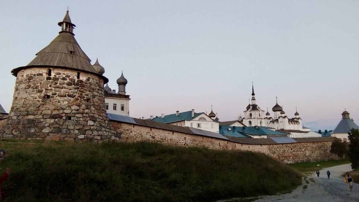 ⛪️ Сегодня завершается двухдневная экскурсия по Соловецким островам. Наш фото отчет.
🙏 Спасибо всем нашим любимым туристам, которые присоединились к программе. 
На следующий год летом мы организуем две экскурсии в летний период по этой программе.

 🔔 Соловецкие острова — это место с уникальной природой и богатой историей. Путешествие туда — это не только возможность насладиться живописными пейзажами, но и шанс окунуться в атмосферу монастырей и исторических памятников. 

🐾 Если у вас есть возможность "прыгнуть в последний вагон", воспользуйтесь ею, чтобы увидеть величественные стены Соловецкого монастыря и прогуляться по берегам Белого моря. Это путешествие точно оставит незабываемые впечатления! 

Даты тур☀ 09.08 - 11.08.2024 ☀
🐾Выезд в 21:00 в пятницу и возврат в Мурманск после 23:00 в воскресенье. Продолжительность – 2 дня (+ одна ночь в дороге) 
 
✅В программу включено: транспортные услуги, сопровождение гидом, входные билеты в музеи, экскурсии по маршруту, выбранный тип питания, размещение на 1 ночь на Соловецких островах (в 2х и 3х местных номерах в гостевом доме, ванная комната на этаже) 
 
⬆ Забронировать места на программу можно в Сообщениях группы 
☎ Все интересующие вопросы можно задать нам по телефону 
+7 (8152) 477 177 
 
#мурманскаяобласть #кольскийполуостров #мурманск 
#мурманск #путешествиероссия #путешествиепороссии 
#соловецкиеострова