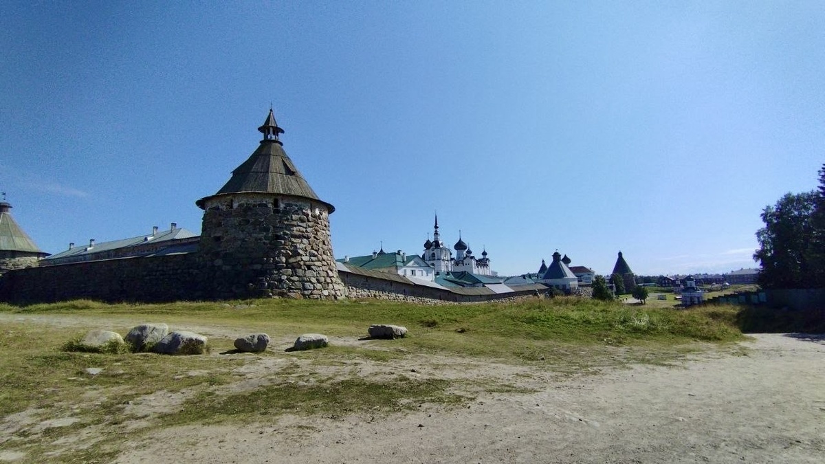 Соловецкие острова — это место с уникальной природой и богатой историей. Путешествие туда — это не только возможность насладиться живописными пейзажами, но и шанс окунуться в атмосферу монастырей и исторических памятников. 