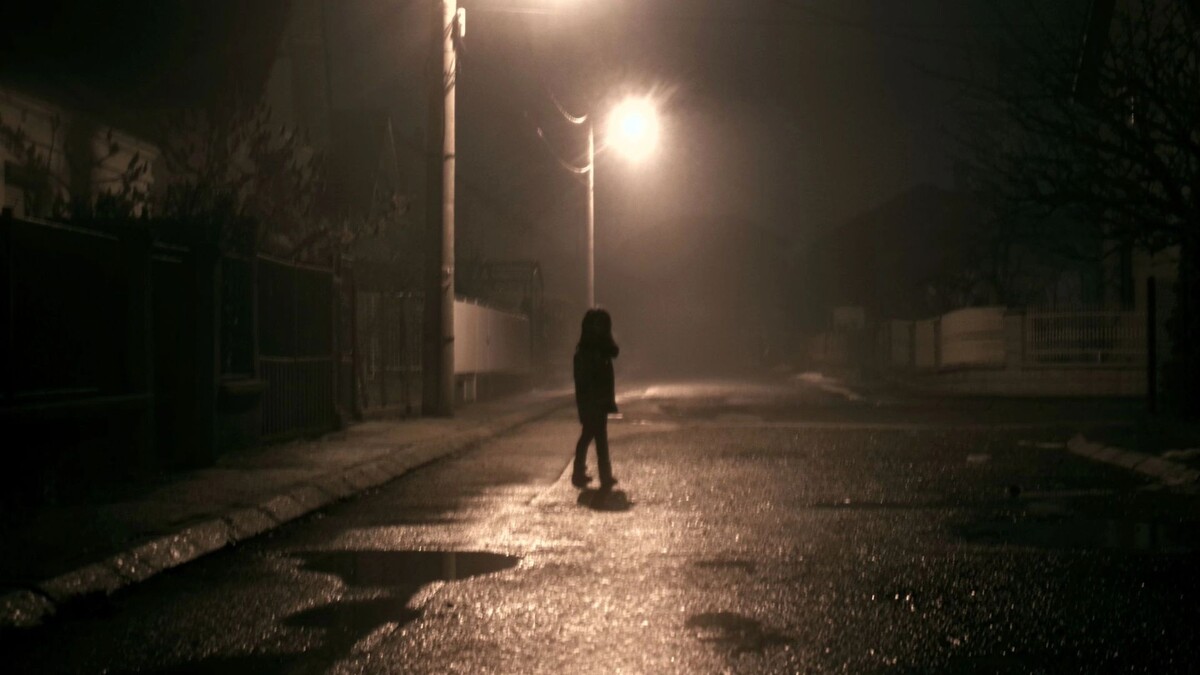 Силуэт уходящего мужчины. Ночь и уходит кто то. Ночь и уходит кто то. Ночь и уходит кто то. Человек уходит по тропе.