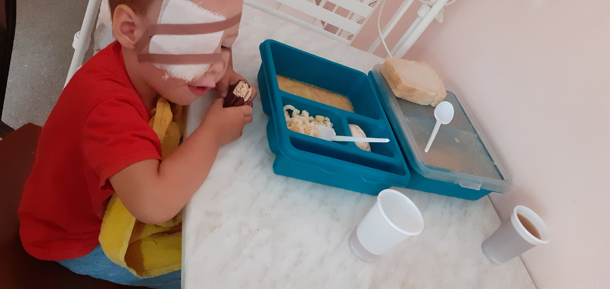 Младший ребёнок повредил веко, ездили зашивать. Об этом еще будет отдельная статья.