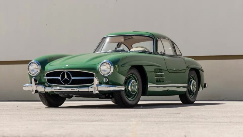 
На аукционе Mecum в Калифорнии выставят Mercedes-Benz 300 SL с уникальной отделкой
Спорткар 300 SL, известный также как «крыло чайки», продержался на конвейере с 1954 по 1963 год, однако в кузове купе эту модель выпускали лишь три года — до 1957-го. Общий тираж составил 1,4 тысячи машин. Оснащали дорожную версию спорткара трёхлитровой «шестёркой» на 240 сил, которая позволяла разгоняться до 262 км/ч — некоторые историки называют Gullwing быстрейшим спорткаром своего времени.

На аукционе Mecum, который состоится в Калифорнии в середине августа, представят редкий экземпляр легендарного Mercedes-Benz 300 SL. Его стоимость оценена в диапазоне от 2 до 2,5 миллиона долларов, что связано не только с его безупречным состоянием, но и с уникальным сочетанием цвета кузова и отделки интерьера. 

Mercedes-Benz 300 SL, неофициально известный как «крыло чайки», производился с 1954 по 1963 год, однако кузов купе выпускали лишь до 1957 года. Всего было изготовлено 1,4 тысячи таких автомобилей. Эта модель с трехлитровым двигателем на 240 сил могла разгоняться до 262 км/ч, и считается одной из самых быстрых машин своего времени.

Представленный на торги экземпляр — единственный из всей серии, выполненный в цвете Mittelgrun с бежево-зелеными деталями. Он был создан для американского заказчика в 1955 году и хранился в коллекции Indianapolis Motor Speedway до 2022 года. В начале 2000-х автомобиль прошел реставрацию, однако отделка салона изменила оригинальные зеленые акценты на бежевые.

Наличие такой модели в частной коллекции — редкость, и аукцион Mecum, несомненно, привлечёт внимание коллекционеров и ценителей классических автомобилей. Mercedes-Benz 300 SL гарантированно станет звездой аукциона.

После своего восстановления в начале 2000-х, автомобиль приобрёл свежий вид, несмотря на изменения в отделке интерьера. Однако его оригинальная аура сохранилась, что делает его не только предметом для инвестиций, но и возможностью стать владельцем части автомобильной истории. Учитывая, что всего было выпущено лишь 1,4 тысячи экземпляров, а уникальность данной модели выделяет её среди других, потенциальные покупатели могут ожидать значительного интереса на аукционе.
Никто не сомневается в том, что Mercedes-Benz 300 SL будет восхищать последующие поколения автолюбителей, и его продажа может стать ярким событием для коллекционеров, стремящихся приобрести редкий «классик».