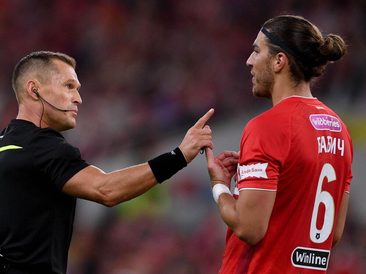    Cудья Владислав Безбородов и игрок "Спартака" Срджан Бабич© РИА Новости / Алексей Филиппов