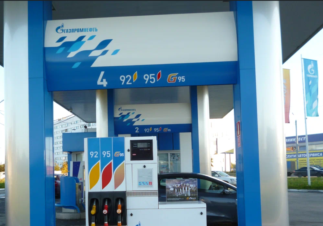 На самой бензоколонке никакой информации об изменении в правилах заправки нет.