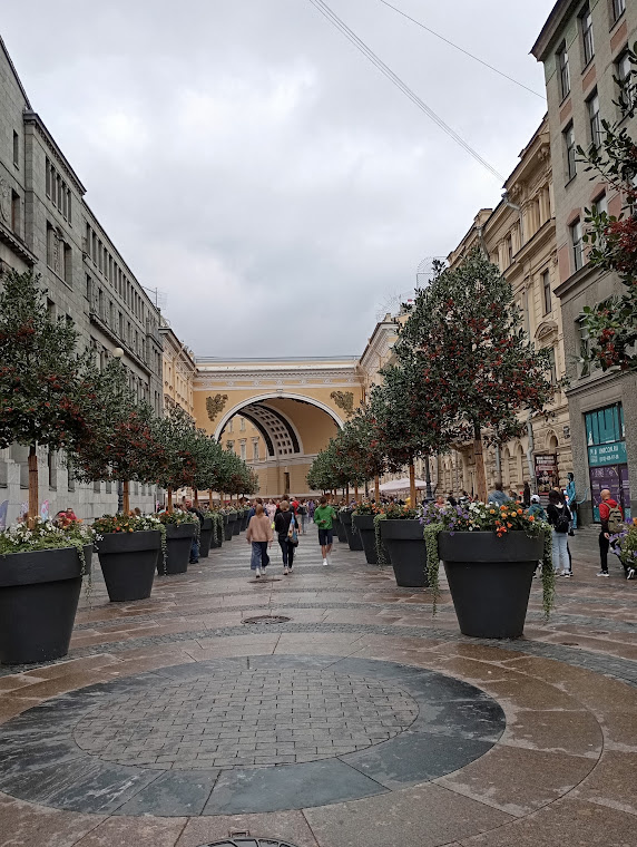 Рядом с Дворцовой, у Арки Главного штаба.