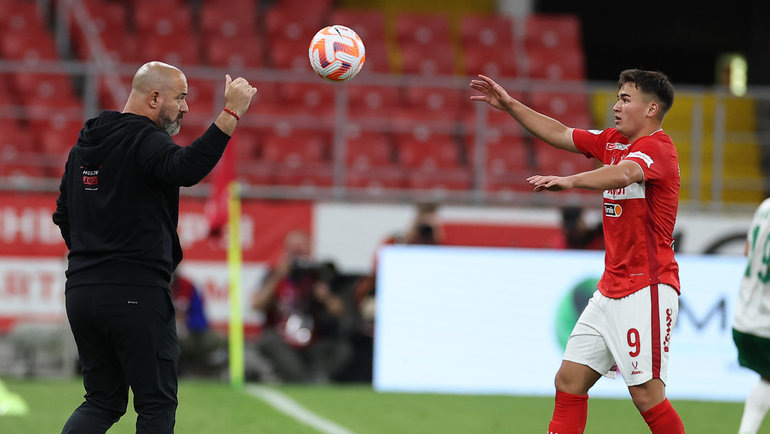    Деян Станкович и Манфред Угальде.Александр Федоров