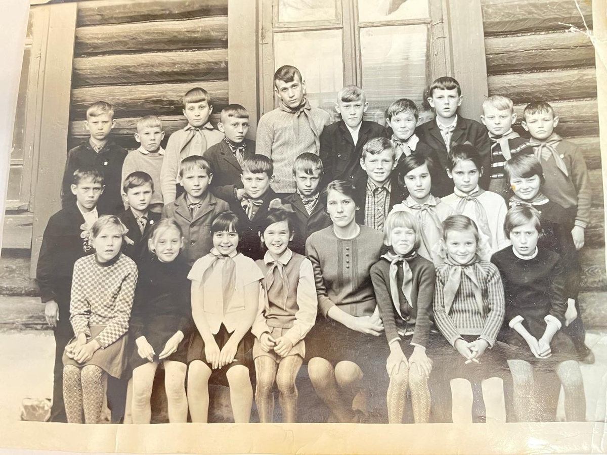 Наш третий класс, апрель 1971 года. Верхний ряд: Шапошников Коля, Вершинин Саша, Семибратов Саша, Слышков Коля, Усов Саша, Коврин Сергей, Восковский Гена, Коверин Валера, Служаев Юра Чебышев Вова 
Средний ряд Бектяжкин Юра, Жуков Женя, Гузов Коля, Черняк Витя, Минеев Сергей, Калаева Люба, Лопаткина Вера, Шачнева Оля
Нижний ряд: Овчаренко Оля, Асанова Таня, Астанина Лена, Пономарева Наташа, наша первая учительница Тамара Степановна Попова, Буренина Оля, Щербакова Вера, Шулаева Вера