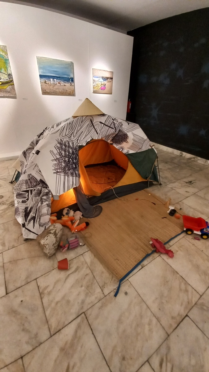 Внутри палатки песок.