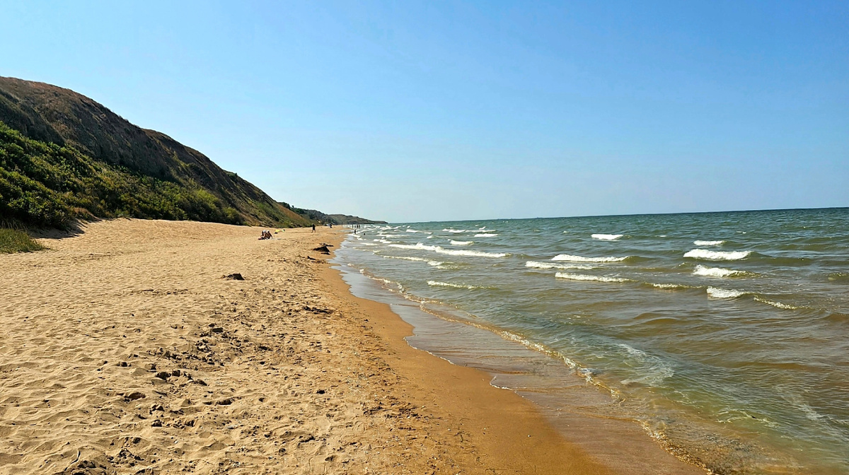 Шикарные песчано-ракушечные пляжи курортного поселка Кучугуры.