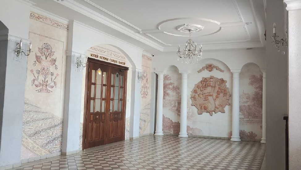 Фойе перед входом в музей. Все фото автора