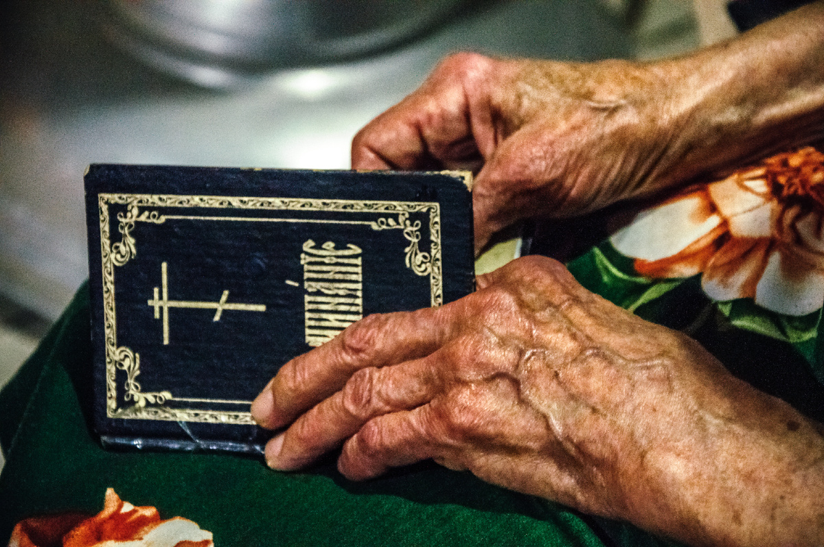 Прихожанка храма читает молитву