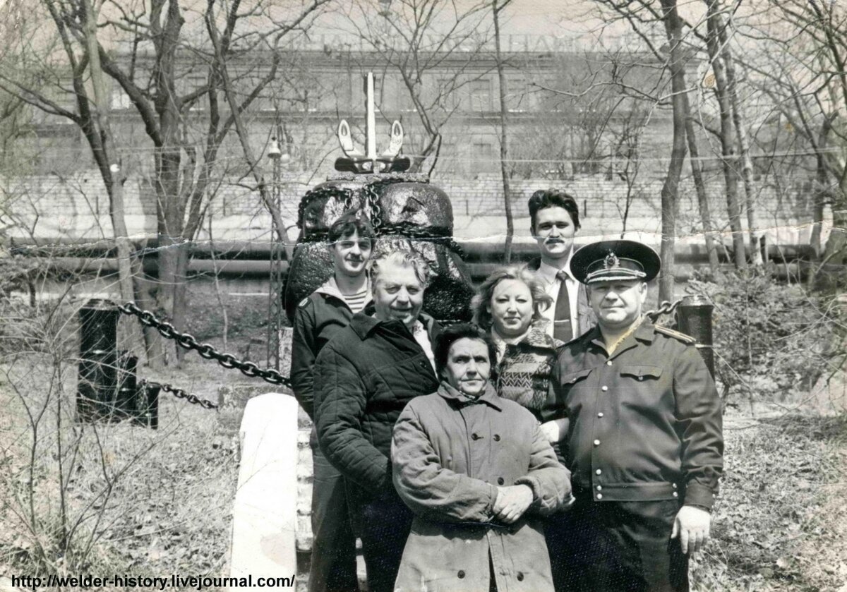 Реставрация памятника в 1982 г. На памятнике был установлен якорь Холла, вместо оригинального адмиралтейского якоря. Фото: из открытых источников