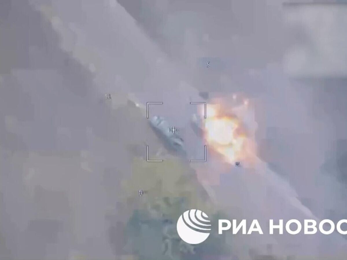    Барражирующий боеприпас "Ланцет" российских военных уничтожил РСЗО кустарного производства, установленную на базе пикапов ВСУ в приграничном районе Курской области © РИА Новости