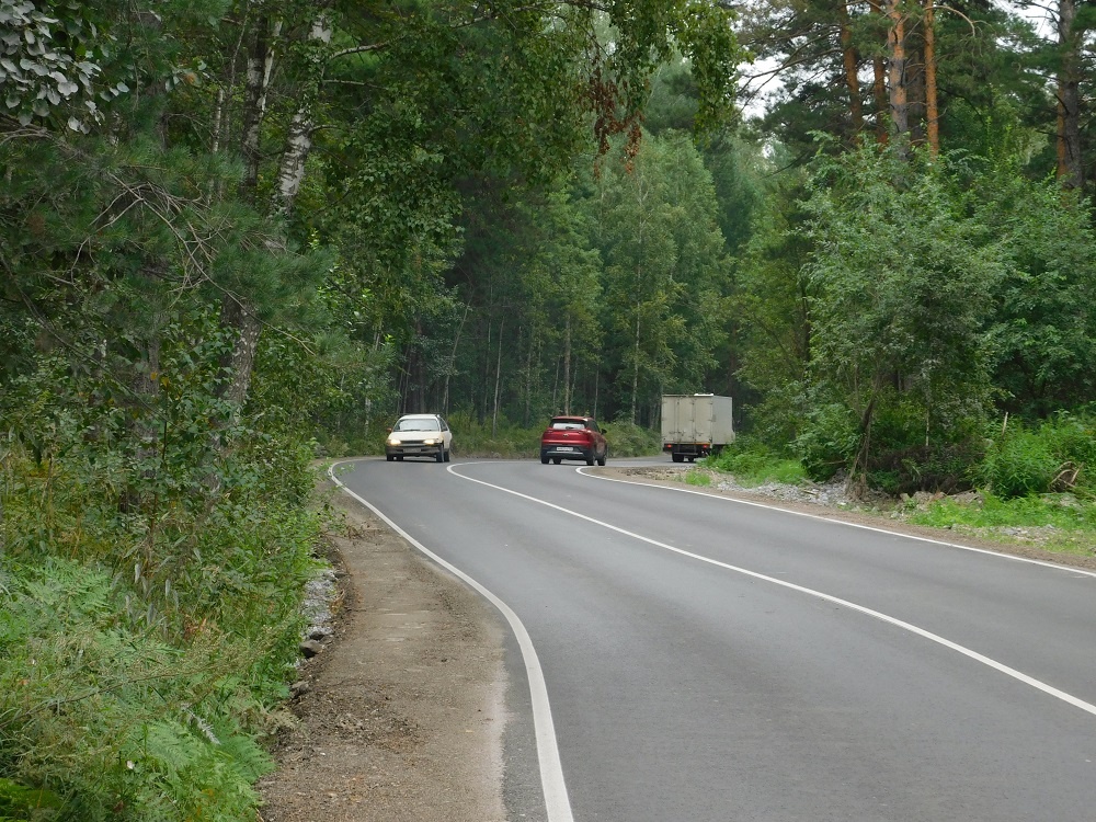    На дороге много поворотов, спусков и подъемов. тереь ее расширили. Фото Анны Зубаревой