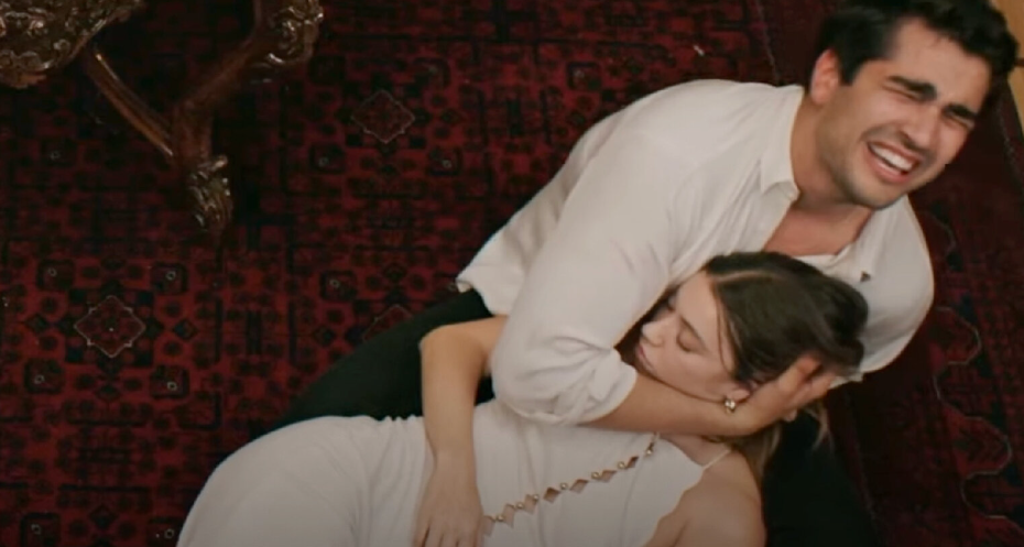 фото из открытого доступа. Почему-то кадр напомнил картину про Ивана Грозного, который сына своего кикнул, как выражается нынешняя молодёжь ))