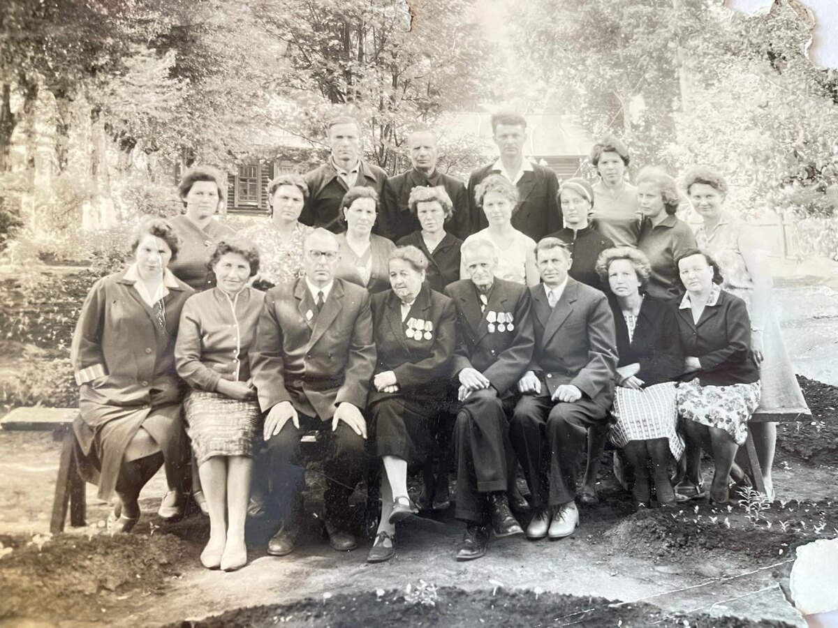 Коллектив учителей школы № 64, позже школе присвоен №7.