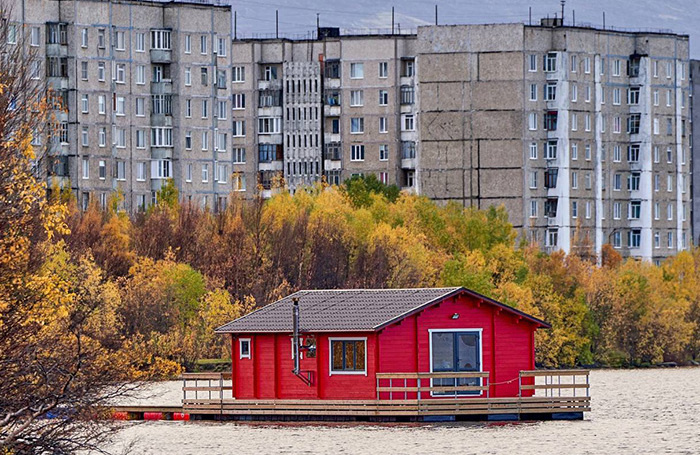    Хаусбот Lapin Jarvi на озере Лумболка в городе Мончегорске Мурманской областипредоставлено Агентством развития Мончегорска