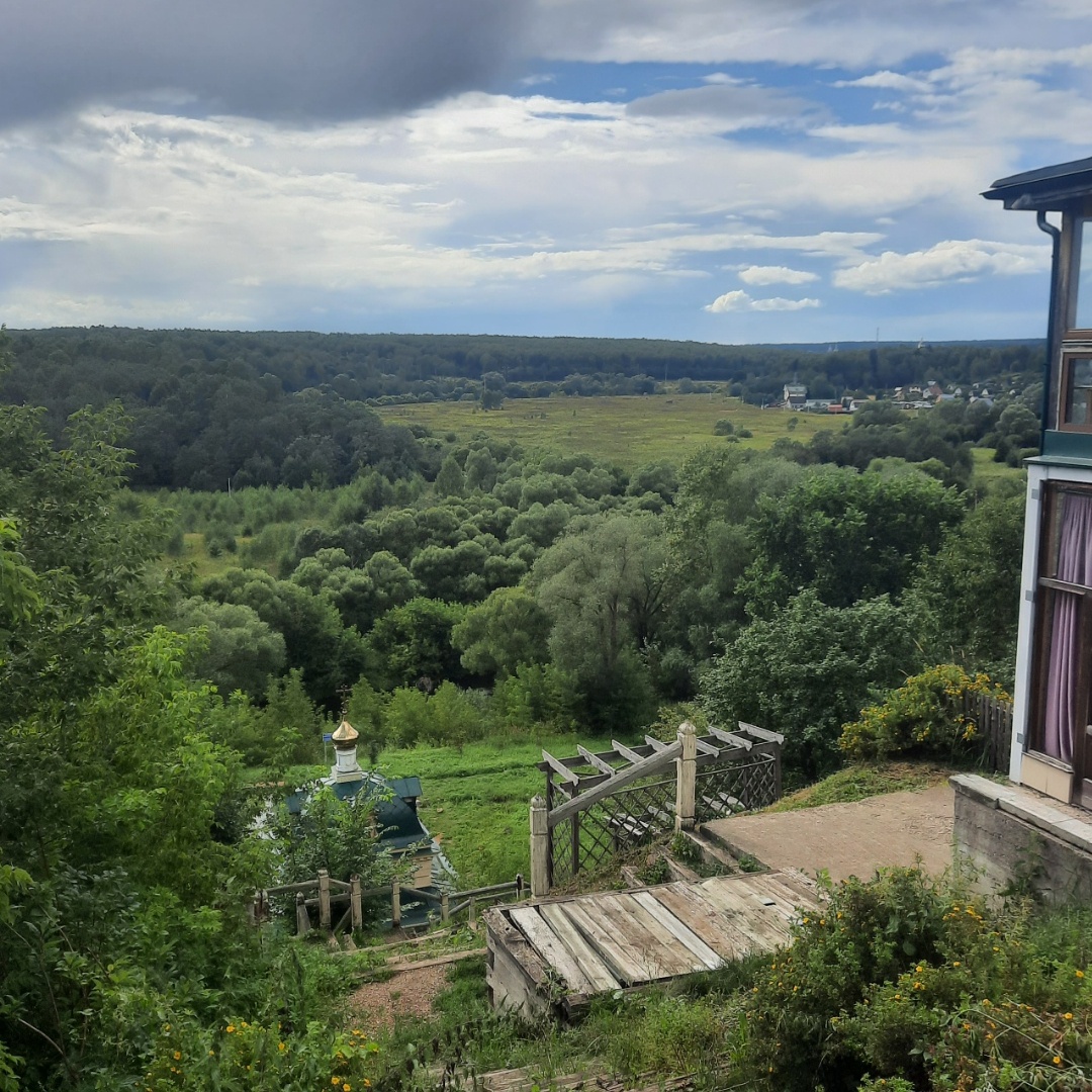 Около одного Храма стоишь и несколько видишь! Говорят, когда кто-то болен или что-то не так, надо пойти и заказать сорокоуст в семи церквях. Лучше пойти пешком, как паломник.
Вот у нас тут это возможно, ну почти у нас, в районе Боровска.