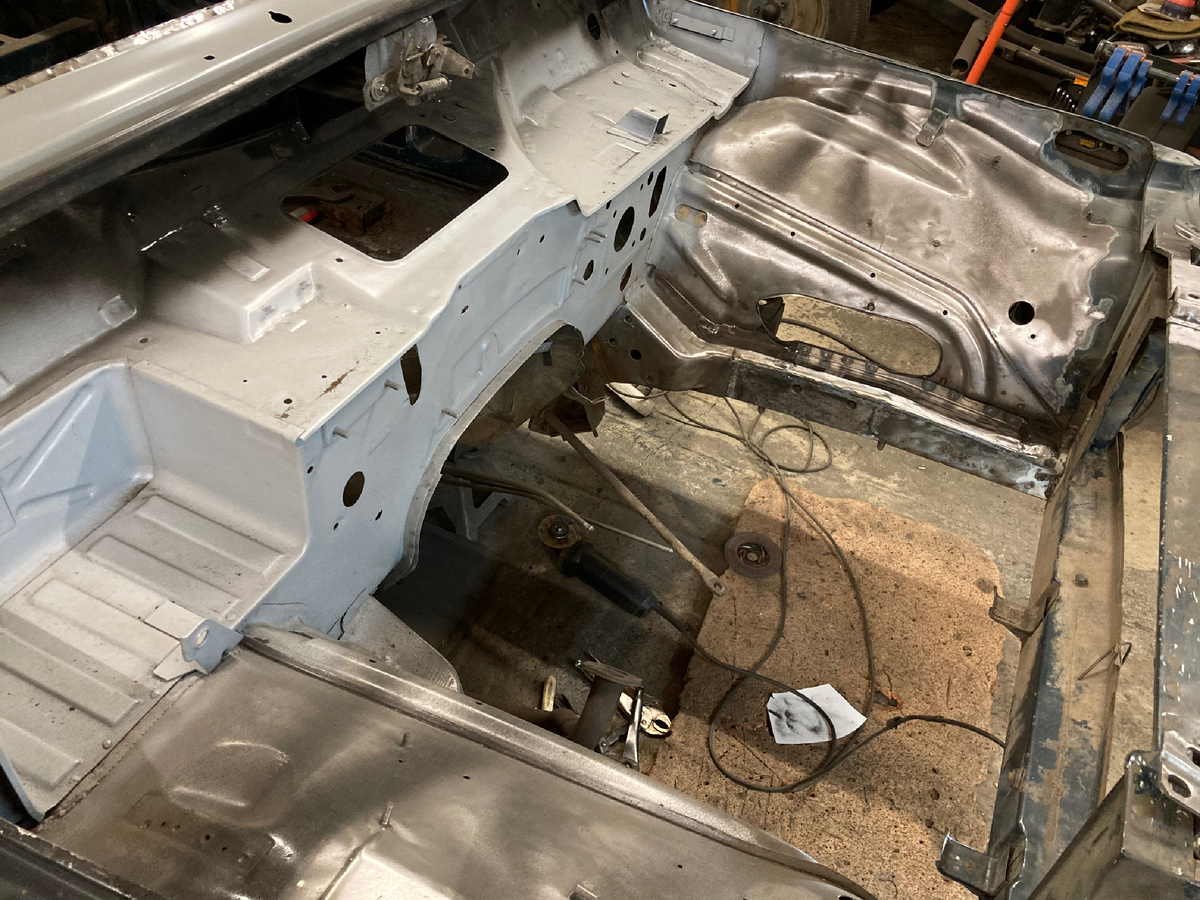 Как всегда, сначала хотелось просто отмыть, потом нашлась дырочка, потом а не снять ли подвеску - ну и вот.