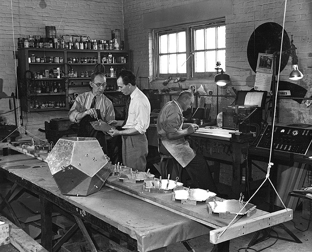 Сборка проектора на фабрике Spitz в 1954 году (А. Шпитц слева)