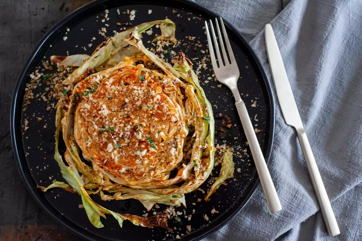 Аппетитные стейки из капусты - простое и ароматное блюдо на каждый день   Фото: www.simplyrecipes.com